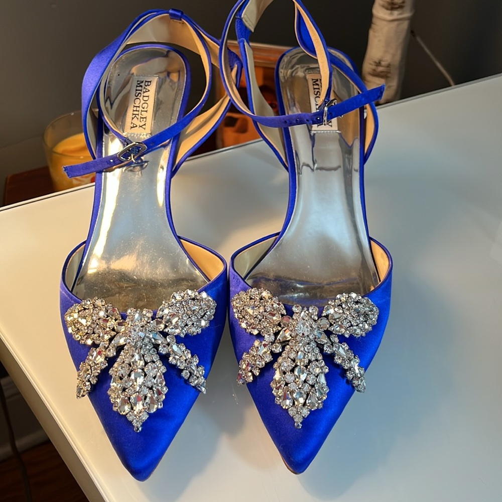 Stunning Badgley Mishka satin blue 3” heels with crystal embellishments. W11